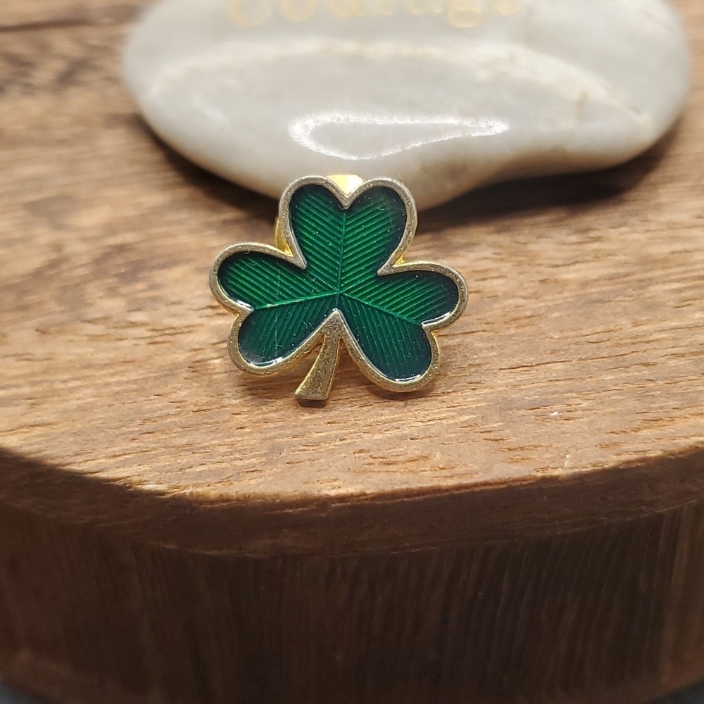 Shamrock‎ Hallmark vintage brooch pin B652